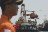 Helikopter Basarnas melakukan pencarian korban kecelakaan kapal saat kegiatan latihan kesiapsiagaan tim SAR di Pelabuhan Benoa, Denpasar, Bali, Senin (22/10/2018). Kegiatan yang melibatkan sejumlah unsur SAR tersebut diselenggarakan untuk meningkatkan kemampuan personel SAR dalam melakukan operasi penyelamatan musibah pelayaran dan kecelakaan kapal. ANTARA FOTO/Fikri Yusuf/wdy/2018