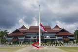 Pemerintah Provinsi Kepulauan Bangka Belitung pada Selasa (30/10) mengibarkan bendera setengah tiang sebagai ungkapan duka atas tragedi jatuhnya pesawat Lion Air bernomor penerbangan JT 610 tujuan Jakarta-Pangkalpinang. Pesawat ini jatuh di sekitar Perairan Tanjung Karawang, Jawa Barat dan membawa banyak penumpang dari Bangka Belitung. (babel.antaranews.com/Meriyanti)