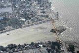 Suasana jembatan kuning yang ambruk akibat gempa dan tsunami di Palu, Sulawesi Tengah, Sabtu (29/9). Dampak dari gempa 7,7SR tersebut menyebabkan sejumlah bangunan hancur dan sejumlah warga dievakuasi ke tempat yang lebih aman. ANTARA FOTO/Muhammad Adimaja/pras/18