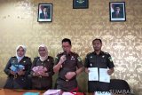 Terpidana kasus pungli retribusi TPR Kota Solok membayar denda