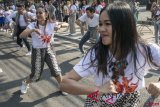 Sejumlah penari membawakan tarian kolaborasi modern dan tradisional dalam Flashmob Indonesia Menari 2018 pada Car Free Day, di Dago, Bandung, Jawa Barat, Minggu (14/10/2018). Acara tersebut merupakan rangkaian awal dan pengenalan kepada masyarakat tentang gelaran Indonesia Menari 2018 yang dilaksanakan serentak di empat kota yakni Bandung, Jakarta, Semarang dan Solo pada 11 November mendatang. ANTARA FOTO/Novrian Arbi/wdy/2018