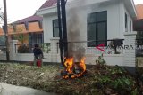 Sejumlah warga menyiramkan air untuk memadamkan api yang membakar gardu trafo di di Jalan Mohamad Hambal, Kelurahan Parit Tokaya, Kecamatan Pontianak Selatan, Kalbar, Rabu (24/10/2018). Hingga berita ini diturunkan, belum diketahui penyebabnya. ANTARA FOTO Jessica Helena Wuysang