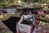 WC darurat di lokasi pengungsi korban gempa tsunami di taman GOR, Palu, Sulawesi Tengah, Kamis (4/10/2018). Pasca gempa hari ke tujuh pengungsi di sejumlah tempat mengalami kesulitan MCK, sehingga banyak pengungsi membuat toilet darurat di okasi pengungsian.  (ANTARA FOTO/Muhammad Adimaja)