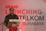 Ketua Yayasan Pendidikan Telkom sekaligus Rektor Institut Teknologi Telkom Surabaya Dwi S Purnomo menyampaikan sambutan saat acara Grand Launching ITTelkom Surabaya di Surabaya, Jawa Timur, Senin (1/10). Perguruan tinggi ITTelkom Surabaya yang berada di bawah naungan Yayasan Pendidikan Telkom dan didukung secara penuh oleh PT Telkom Indonesia, berkomitmen untuk menjadi yang terdepan dalam mengembangankan teknologi ICT guna mendukung aplikasi di bidang maritim, logistik dan transportasi. Antara Jatim/Moch Asim/18.