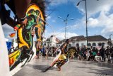 Seniman menarikan tarian kuda lumping saat peringatan Hari Sumpah Pemuda di kawasan Titik Nol KM Yogyakarta, Minggu (28/10/2018). Acara yang digagas Aliansi Bela Garuda itu menjadi rangkaian peringatan Hari Sumpah Pemuda ke-90 serta guna menggelorakan semangat pemuda dengan pendekatan seni dan budaya. ANTARA FOTO/Andreas Fitri Atmoko/ama.