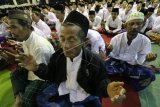 Sejumlah santri mengikuti pembacaan Satu Miliar Sholawat Nariyah di Pondok Pesantren Lirboyo Kota Kediri, Jawa Timur, Minggu (21/10/2018) malam. Kegiatan yang diselenggarakan Nahdlatul Ulama dan diikuti ribuan santri dan umum tersebut guna memperingati Hari Santri Nasional. ANTARA FOTO/Prasetia Fauzani/ama