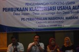 Pimpinan PNM Cabang Mojokerto Danang Setiabudi (dua kiri), Divisi PKU PNM M Ramadhani Syah (kiri) serta perwakilan Pemkab Mojokerto saat pembukaan pelatihan klasterisasi perajin alas kaki di Balai Desa Sambiroto, Kecamatan Sooko, Mojokerto, Jawa Timur, Kamis (4/10). Pelatihan dan pendampingan terhadap nasabah ULaMM Mojokerto itu, untuk meningkatkan jaringan pemasaran antar kelompok UMKM sandal dan sepatu. Serta memperkuat kinerja dalam menghadapi persaingan global. Antara Jatim/Syaiful Arif/mas/18
