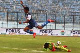 Pesepakbola Arema FC,  Dedik Setiawan (kiri) melompat untuk menghindari tubuh penjaga gawang Bali United, I Made Wardana (kanan) dalam pertandingan LIGA I GOJEK di Stadion Kanjuruhan, Malang, Jawa Timur, Sabtu (20/10/2018). Arema mengalahkan Bali United dengan skor akhir 3-1. Antara Jatim/Ari Bowo Sucipto/ZK.