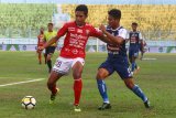 Pesepakbola Arema FC, Nasir (kanan) berusaha merebut bola dari pesepakbola Bali United, Ahmad Agung Setiabudi (kiri) dalam pertandingan LIGA I GOJEK di Stadion Kanjuruhan, Malang, Jawa Timur, Sabtu (20/10/2018). Arema mengalahkan Bali United dengan skor akhir 3-1. ANTARA FOTO/Ari Bowo Sucipto/ZK.