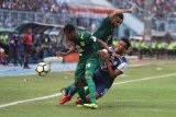 Pesepakbola Arema FC, Nur Hardianto (kanan) terjatuh saat berusaha melewati hadangan dua pesepakbola Persebaya Surabaya, Ruben Karel (kiri) dan Otavio Dutra (tengah) dalam pertandingan Liga I GOJEK di Stadion Kanjuruhan, Malang, Jawa Timur, Sabtu (6/10). Arema mengalahkan Persebaya dengan skor akhir 1-0. Antara Jatim/Ari Bowo Sucipto/mas/18.