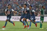 Pesepakbola Arema FC, Nur Hardianto (tengah) melakukan selebrasi bersama rekannya-rekannya usai mencetak gol di gawang Persebaya Surabaya dalam pertandingan Liga I GOJEK di Stadion Kanjuruhan, Malang, Jawa Timur, Sabtu (6/10). Arema mengalahkan Persebaya dengan skor akhir 1-0. Antara Jatim/Ari Bowo Sucipto/mas/18.