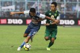 Pesepakbola arema FC, Dendy Santosa (kiri) berusaha mempertahankan bola dari hadangan pesepakbola Persebaya Surabaya,  Rendy Irwan Saputra (kanan) dalam pertandingan Liga I GOJEK di Stadion Kanjuruhan, Malang, Jawa Timur, Sabtu (6/10). Arema mengalahkan Persebaya dengan skor akhir 1-0. Antara Jatim/Ari Bowo Sucipto/mas/18.