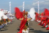 Penari gandrung menarikan tari kolosal di Pantai Boom, Banyuwangi, Jawa Timur, Sabtu (20/10/2018). Gelaran tari kolosal yang diperankan oleh 1.200 penari gandrung dengan tema 