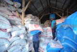 Petani memasukkan garam ke dalam gudang di Desa Bunder, Pamekasan, Jawa Timur, Selasa (23/10/2018). Kementerian Kelautan dan Perikanan (KKP) mencatat pencapaian produksi garam rakyat hingga Oktober 2018 melampaui target menjadi 1,64 juta ton dari target pemerintah sebanyak 1.5 juta ton. Antara Jatim/Saiful Bahri/ZK.