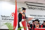 Rektor Institut Teknologi Telkom Surabaya (ITTS) Dwi S Purnomo menyampaikan sambutan saat pengukuhan Mahasiswa Baru di Aula Balairung, Telkom Ketintang, Surabaya, Jawa Timur, Senin (23/10/2018). Dalam acara tersebut Rektor Institut Teknologi Telkom Surabaya (ITTS) Dwi S Purnomo melantik 120 mahasiswa baru Tahun Akademik 2018/2019 dari delapan provinsi yang diharapkan dapat mengembangkan dan mewarnai pembangunan transportasi serta logistik, khususnya di sektor maritim Indonesia melalui teknologi telekomunikasi dan informasi. Antara Jatim/HO/ZK.