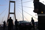 Presiden Joko Widodo menaiki mobil kepresidenan dikawal Paspampres melintasi Jembatan Suramadu usai peresmian pembebasan tarif tol Jembatan Suramadu di Surabaya, Jawa Timur, Sabtu (27/10/2018). Dengan diberlakukan pembebasan tarif tol tersebut diharapkan berdampak pada pertumbuhan ekonomi di Pulau Madura. Antara Jatim/Zabur Karuru