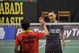 Pebulu tangkis Indonesia Sony Dwi Kuncoro (kanan) bersalaman dengan lawannya pebulu tangkis asal India Gopal Krishna Reddy Dundi (kiri) dalam Kejuaraan Internasional Badminton Paytren Berkat Abadi 2018 di GOR Sudirman Surabaya, Jawa Timur, Rabu (24/10/2018). Sony Dwi Kuncoro menang atas Gopal Krishna Reddy Dundi  dengan skor 21-14, 21-12. Antara Jatim/M Risyal Hidayat/ZK.