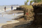 Warga berada di sekitar pantai yang rusak terkikis abrasi di desa Sendang, Karangampel, Indramayu, Jawa Barat, Selasa (30/10/2018). Abrasi pantai di pesisir Indramayu kian meluas dengan rata-rata laju abrasi hingga 10 meter per tahun. ANTARA JABAR/Dedhez Anggara/agr.
