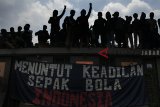 Sejumlah Bobotoh atau pendukung Persib Bandung melakukan aksi unjuk rasa di depan Gedung Sate, Bandung, Jawa Barat, Sabtu (13/10). Mereka memprotes kebijakan PSSI dalam memberi hukuman dan sanksi atas pendukung dan tim Persib karena dianggap tidak adil serta menuntut adanya revolusi dan reformasi di kepengurusan PSSI saat ini. ANTARA JABAR/Novrian Arbi/agr/18.