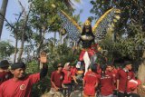 Warga mengarak patung berbentuk tokoh pewayangan dan Memedi Raksasa saat Festival Memedi di desa Gadingan, Sliyeg, Indramayu, Jawa Barat, Rabu (24/10). Festival Memedi tersebut digelar dalam rangka tradisi Ngunjung Buyut Gading yang merupakan tradisi masyarakat setempat untuk mengunjungi makam leluhur usai masa panen. ANTARA JABAR/Dedhez Anggara/agr.
