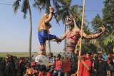 Warga mengarak patung berbentuk tokoh pewayangan dan Memedi Raksasa saat Festival Memedi di desa Gadingan, Sliyeg, Indramayu, Jawa Barat, Rabu (24/10). Festival Memedi tersebut digelar dalam rangka tradisi Ngunjung Buyut Gading yang merupakan tradisi masyarakat setempat untuk mengunjungi makam leluhur usai masa panen. ANTARA JABAR/Dedhez Anggara/agr.
