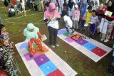 Anak-anak bermain permainan tradisional Engklek saat Gerakan Indonesia Bermain di Taman Heulang, Kota Bogor, Jawa Barat, Minggu (28/10/2018). Persatuan Terapi Bermain Indonesia menggelar Gerakan Indonesia Bermain dengan mengenalkan dan melestarikan berbagai permainan tradisional yang bertujuan untuk memenuhi hak anak bermain dan tumbuh kembang optimal serta terciptanya generasi emas 2045. ANTARA JABAR/Arif Firmansyah/agr.