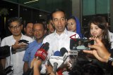 Calon Presiden nomor urut 01 Joko Widodo (tengah) menjawab pertanyaan wartawan usai pertemuan dengan Tim Kampanye Nasional Joko Widodo-Ma'ruf Amin di Hotel Santika, Kota Bogor, Jawa Barat, Senin (22/10). Dalam pertemuan yang berlangsung tertutup tersebut Joko Widodo memberikan arahan kepada para juru bicara dan influencer yang tergabung dalam koalisi Indonesia Kerja terkait skala prioritas dan aspek-aspek komunikasi politik. ANTARA JABAR/Arif Firmansyah/agr