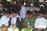 Calon Wakil Presiden nomor urut 01 Ma'ruf Amin (kedua kiri) berbincang dengan  Ketua Umum PKB Muhaimin Iskandar atau Cak Imin (kiri) didampingi Menteri Koordinator Bidang Politik, Hukum, dan Keamanan Wiranto (kanan), dan Ketua Umum Pengurus Besar Nahdlatul 'Ulama (PBNU) Said Aqil Siroj (kedua kanan) saat menghadiri Apel Upacara Hari Santri Nasional di Lapangan Dadaha, Kota Tasikmalaya, Jawa Barat, Senin (22/10/2018). Pemerintah berharap hari santri tersebut bisa dijadikan momen untuk memperkuat kedudukan para santri secara organisatoris, setelah menjadi garda terdepan di kehidupan masyarakat dalam berbangsa dan bernegara. ANTARA JABAR/Adeng Bustomi/agr.
HSN,