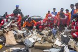 Petugas gabungan PMI, SAR dan TNI memilah barang temuan dan puing pesawat Lion Air JT 610 di perairan Karawang, Pantai Tanjung Pakis, Jawa Barat, Selasa (30/10/2018). ANTARA JABAR/M Ibnu Chazar/agr.