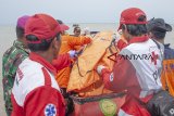 Petugas SAR membawa kantong berisi temuan puing pesawat Lion Air JT 610 di perairan Karawang, Pantai Tanjung Pakis, Jawa Barat, Selasa (30/10/2018). ANTARA JABAR/M Ibnu Chazar/agr.