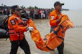 Petugas SAR membawa kantong berisi temuan puing pesawat Lion Air JT 610 di perairan Karawang, Pantai Tanjung Pakis, Jawa Barat, Selasa (30/10/2018). ANTARA JABAR/M Ibnu Chazar/agr.