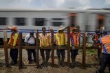 Petugas memasang patok besi saat melakukan penutupan perlintasan kereta api ilegal di Padasuka, Cimahi, Jawa Barat, Senin (29/10/2018). Penutupan perlintasan sebidang ilegal yang dilakukan oleh Dinas Perhubungan Kota Cimahi bersama PT KAI Daop II Bandung tersebut dilakukan untuk meminimalisir kecelakan pengendara dengan kereta api di daerah tersebut. ANTARA JABAR/Raisan Al Farisi/agr