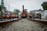 Alat berat mengeruk tanah di samping rel saat melakukan penutupan perlintasan kereta api ilegal di Padasuka, Cimahi, Jawa Barat, Senin (29/10/2018). Penutupan perlintasan sebidang ilegal yang dilakukan oleh Dinas Perhubungan Kota Cimahi bersama PT KAI Daop II Bandung tersebut dilakukan untuk meminimalisir kecelakan pengendara dengan kereta api di daerah tersebut. ANTARA JABAR/Raisan Al Farisi/agr.