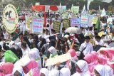 Ribuan santri menghadiri apel upacara hari santri nasional dan kirab santri di Lapangan Dadaha, Kota Tasikmalaya, Jawa Barat, Senin (22/10/2018). Dalam peringatan tersebut menyerukan sejarah penyebaran Islam Nusantara, Tasikmalaya sudah dikenal sebagai salah satu daerah penyebaran Islam terbesar di Indonesia dan mengajak untuk memperkuat silaturahim para santri dan ulama di Indonesia dan dunia. ANTARA JABAR/Adeng Bustomi/agr.
