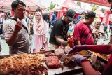 Pengunjung memadati stan kuliner saat Pucuk Coolinary Festival di Bandung, Jawa Barat, Sabtu (27/10/2018). Pucuk Coolinary Festival terbesar di Jawa Barat tersebut di gelar pada 27-28 Oktober 2018 dan melibatkan 100 umkm kuliner favorit yang terbagi dalam tiga zona rasa, yaitu Pedas, Manis, dan Gurih. ANTARA JABAR/M Agung Rajasa/agr.
