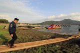 Gubernur Jawa Barat Ridwan Kamil meninjau Waduk Darma di Kuningan, Jawa Barat, Jumat (26/10/2018). Pemprov Jabar akan merevitalisasi Waduk Darma untuk mengoptimalkan potensi wisata di Kabupaten Kuningan. ANTARA JABAR/Dedhez Anggara/agr.
