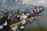 Ribuan santri mengikuti lomba memasak nasi liwet saat memperingati Hari Santri Nasional di kawasan Kantor Setda Kabupaten Tasikmalaya, Jawa Barat, Sabtu (20/10/2018). Lomba yang diikuti 10 ribu orang santri dari 700 pondok pesantren se-Kabupaten Tasikmalaya itu memecahkan rekor muri kategori memasak nasi liwet terbanyak. ANTARA JABAR/Adeng Bustomi/agr.