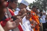 Ratusan warga dan tim gabungan evakuasi pesawat Lion Air JT 610 melakukan shalat gaib dan doa bersama di perairan Karawang, Pantai Tanjung Pakis, Jawa Barat, Rabu (31/10/2018). ANTARA JABAR/M Ibnu Chazar/agr.