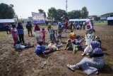 Sejumlah warga melakukan adegan bencana longsor saat mengikuti simulasi penanggulangan bencana di Leuwigajah, Cimahi, Jawa Barat, Sabtu (27/10/2018). Simulasi tersebut dilakukan untuk memberikan edukasi kepada warga tentang cara menyelamatkan diri ketika terjadi bencana serta mewujudkan program Desa Tangguh Bencana yang digalakkan oleh pemerintah. ANTARA JABAR/Raisan Al Farisi/agr.