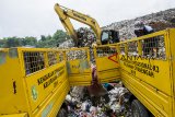 Pemulung mengumpulkan sampah di Tempat Pembuangan Akhir (TPA) Cikundul, Sukabumi, Jawa Barat, Selasa (30/10/2018). Berdasarkan data Dinas Lingkungan Hidup Kota Sukabumi, volume produksi sampah dari masyarakat rata-rata mencapai 165 ton per hari. ANTARA JABAR/Nurul Ramadhan/agr.