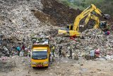 Pemulung mengumpulkan sampah di Tempat Pembuangan Akhir (TPA) Cikundul, Sukabumi, Jawa Barat, Selasa (30/10/2018). Berdasarkan data Dinas Lingkungan Hidup Kota Sukabumi, volume produksi sampah dari masyarakat rata-rata mencapai 165 ton per hari. ANTARA JABAR/Nurul Ramadhan/agr.