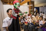 Sejumlah siswa bermain dan belajar saat pagelaran dan workshop Wayang For Student di Bandung, Jawa Barat, Selasa (23/10/2018). Pagelaran dan workshop Wayang For Student ini merupakan salah satu upaya untuk mempertahankan eksistensi wayang sebagai kekayaan budaya nusantara dan mengenalkan wayang sebagai salah satu Budaya Indonesia yang diakui oleh UNESCO. ANTARA JABAR/M Agung Rajasa/agr.
