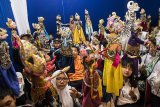 Sejumlah siswa bermain dan belajar saat pagelaran dan workshop Wayang For Student di Bandung, Jawa Barat, Selasa (23/10/2018). Pagelaran dan workshop Wayang For Student ini merupakan salah satu upaya untuk mempertahankan eksistensi wayang sebagai kekayaan budaya nusantara dan mengenalkan wayang sebagai salah satu Budaya Indonesia yang diakui oleh UNESCO. ANTARA JABAR/M Agung Rajasa/agr.
