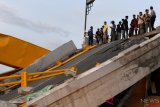 Warga menyaksikan Jembatan Kuning yang rusak pascagempa dan tsunami di Palu, Sulawesi Tengah, Minggu (7/10/2018). Pekan kedua pascagempa dan tsunami masyarakat Palu mulai mendatangi lokasi terdampak untuk menyaksikan kerusakan secara langsung. ANTARA FOTO/Wahyu Putro A/aww. 