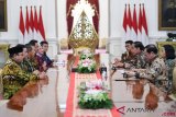 Presiden Joko Widodo (ketiga kanan) didampingi Menteri Keuangan Sri Mulyani (kanan), Sekretaris Kabinet Pramono Anung (kedua kanan) serta Kepala Staf Presiden Moeldoko menerima Ketua BPK Moermahadi Soerja Djanegara (ketiga kiri) beserta pimpinan BPK di Istana Merdeka Jakarta, Kamis (4/10/2018). Kedatangan BPK tersebut untuk menyerahkan ikhtisar hasil pemeriksaan semester I tahun 2018 yang telah menyelamatkan keuangan negara senilai Rp4,13 triliun. ANTARA FOTO/Wahyu Putro A
