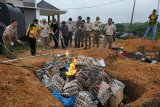 Sejumlah petugas melakukan pembakaran sejumlah barang bukti hasil tangkapan di Stasiun Karantina Kelas I Entikong, Kabupaten Sanggau, Kalbar, Jumat (5/10). Ribuan telur ayam dan 70 kilogram daging unggas beku asal Malaysia yang merupakan hasil tangkapan Satgas Pamtas Indonesia-Malaysia dari Yonif 511/Dibyatara Yudha dimusnahkan, untuk mencegah masuknya virus flu burung yang sedang mewabah di negeri jiran. ANTARA FOTO/Agus Alfian/jhw/18