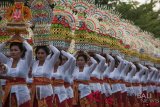 Seniman membawa gebogan dalam Karnaval Budaya Bali di kawasan Nusa Dua, Bali, Jumat (12/10/2018). Karnaval tersebut merupakan rangkaian acara dari Pertemuan Tahunan IMF - World Bank Group 2018 di Bali. ANTARA FOTO/ICom/AM IMF-WBG/Afriadi Hikmal/wdy/2018