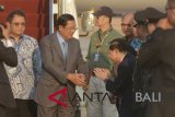 Perdana Menteri Kamboja Samdech Techo Hun Sen (kedua kiri) didampingi Menteri Komunikasi dan Informatika Rudiantara (kiri) tiba di Bandara Internasional I Gusti Ngurah Rai, Bali, Rabu (10/10). Perdana Menteri Hun Sen dijadwalkan akan menghadiri ASEAN Leaders Gathering yang diselenggarakan di sela-sela rangkaian Pertemuan Tahunan IMF - World Bank Group 2018 di kawasan Nusa Dua, Bali. ANTARA FOTO/ICom/AM IMF-WBG/Fikri Yusuf/wdy/2018.