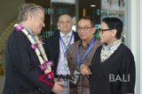 Sekretaris Jenderal PBB Antonio Guterres (kiri) disambut Menteri Luar Negeri Retno Marsudi (kanan) dan Dirjen Kerja Sama Multilateral Kemenlu Febrian Alphyanto Ruddyard (kedua kanan) saat tiba di Bandara Internasional I Gusti Ngurah Rai, Bali, Rabu (10/10). Sekjen PBB Antonio Guterres dijadwalkan akan menghadiri Asean Leaders Gathering yang diselenggarakan di sela-sela rangkaian Pertemuan Tahunan IMF-World Bank Group 2018 di kawasan Nusa Dua, Bali. ANTARA FOTO/Fikri Yusuf/wdy/2018.