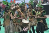 Kelompok kesenian menampilkan atraksi saat pembukaan Festival Kerinci 2018 di Kerinci, Jambi, Rabu (3/10). Festival Kerinci yang sebelumnya bernama Festival Masyarakat Peduli Danau Kerinci (FMPDK) tersebut digelar 3-7 Oktober 2018 di tepi Danau Kerinci dan kawasan sekitar perkebunan teh Kayu Aro dengan menampilkan atraksi seni budaya khas setempat, aneka perlombaan, dan safari kampung kopi. ANTARA FOTO/Wahdi Septiawan/ama/18.